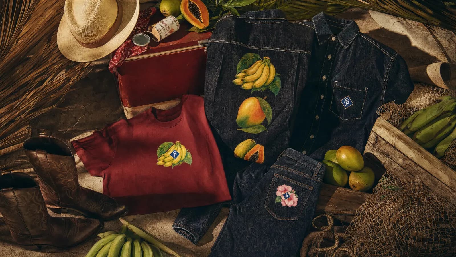 Vista cenital: botas, sombrero de paja, vaquero y camiseta vino sobre madera
